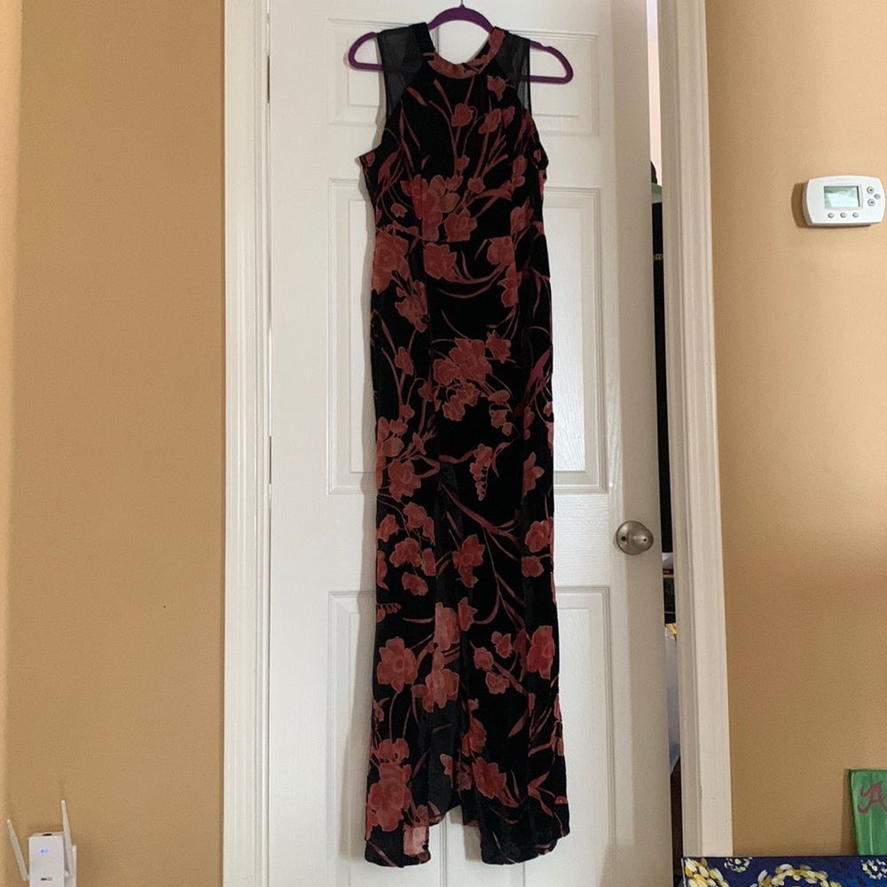 This is a beautiful salmon pink and black velvet size 10 dress!!